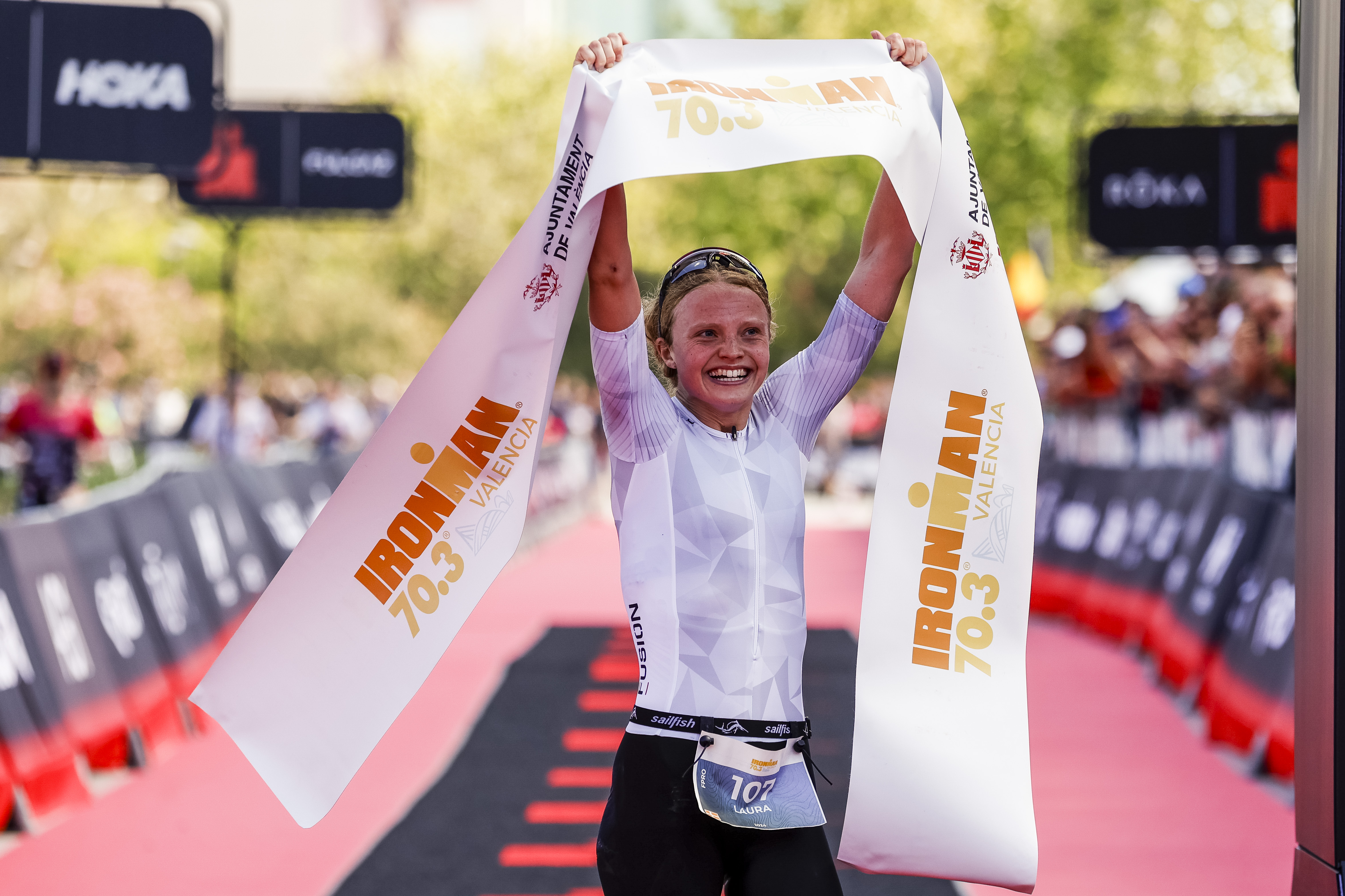 El francés, con un tiempo de 03:40:24, y la danesa, con un crono de 04:09:58, estrenan el palmarés de la prueba valenciana en la que participaron 2.800 triatletas.