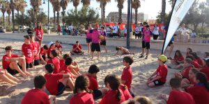 La platja de la Malva-rosa celebra aquest divendres la festa de cloenda de les escoles municipals de València