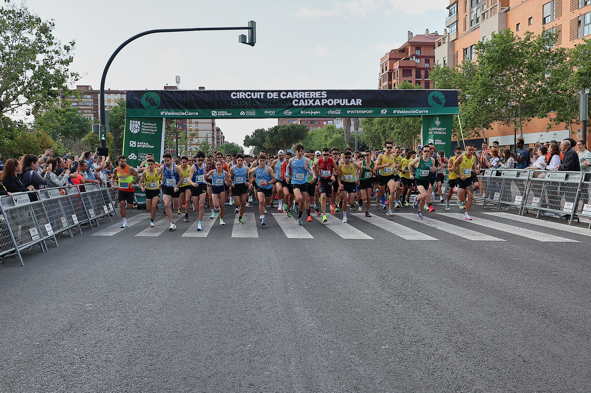 La 9ª Carrera José Antonio Redolat reúne a 4.000 runners y bate todos los récords de la prueba.