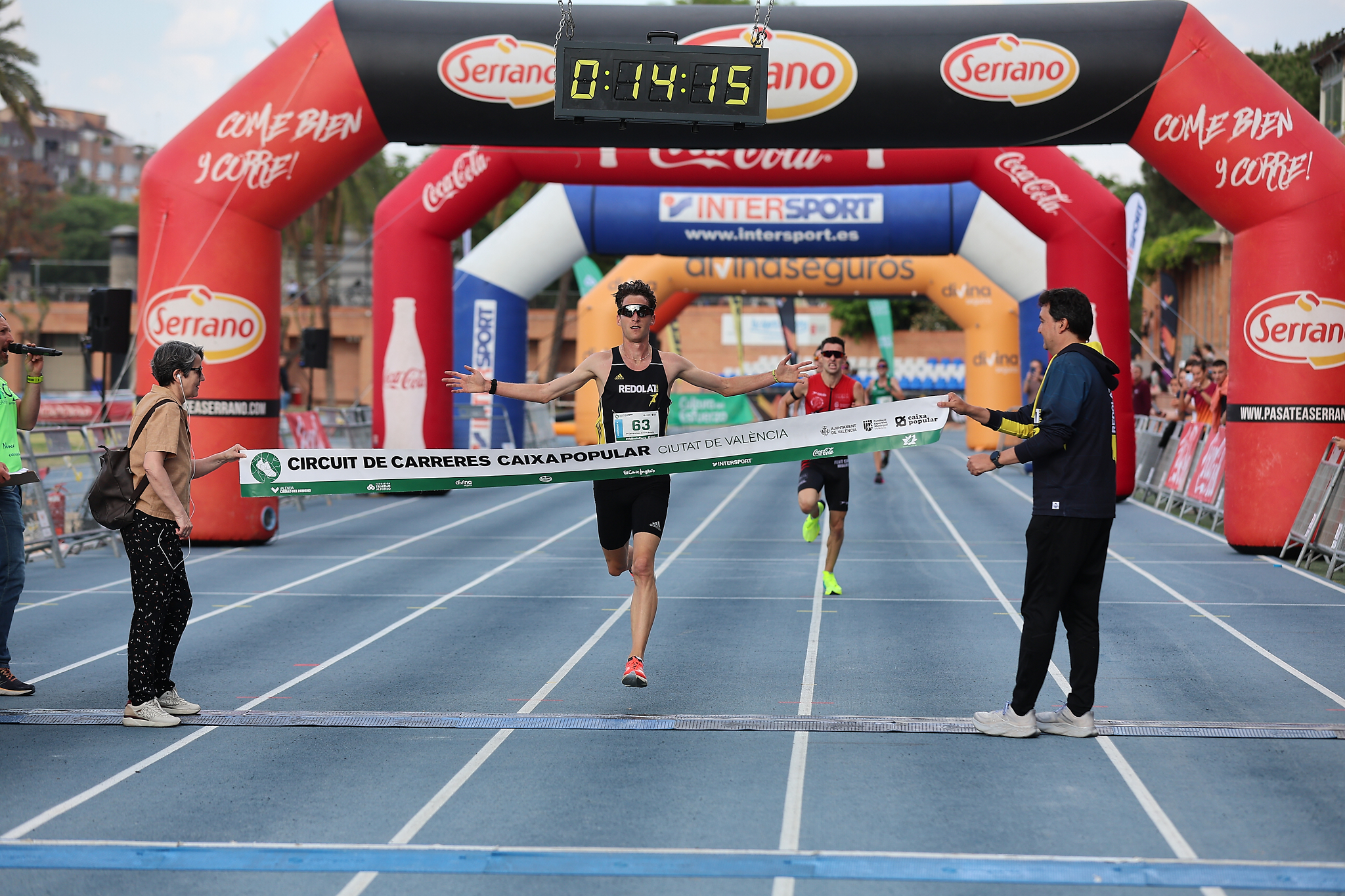 El campeón de España de 1.500, Enrique Herreros, ha alcanzado la victoria masculina, rompiendo también el récord de su categoría.