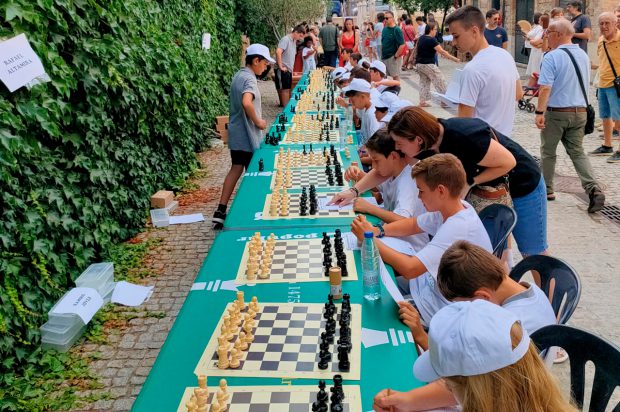 Una gran simultània, fi de festa de les Escoles Esportives d'Escacs 2025