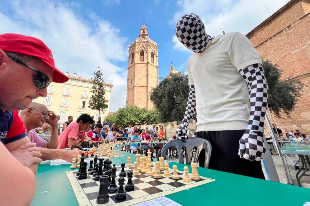 Éxito rotundo de las partidas simultáneas del Rey Enigma en la Plaza de la Reina de València